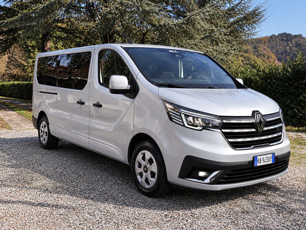 Van Passeggeri Renault — Dolfi Autonoleggio Pistoia